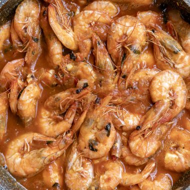 Sarımsak ve biber ile kızarmış karides köri sosu
