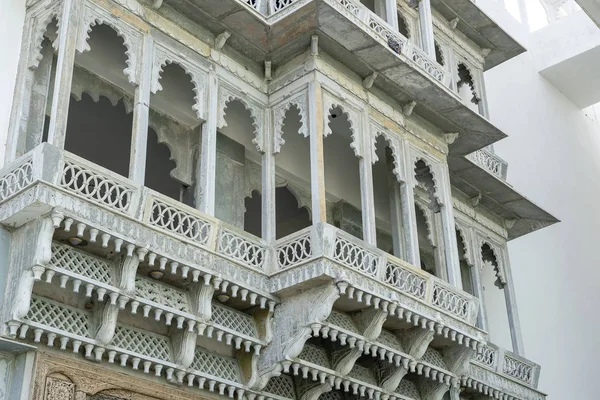 Detalhe da arquitetura, fachada decorada em Udaipur, Rajasthan, Índia — Fotografia de Stock