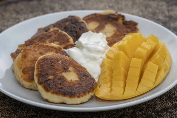 Mango ve ekşi krema ile Cheesecakes. Nefis tatlı, yakın çekim — Stok fotoğraf