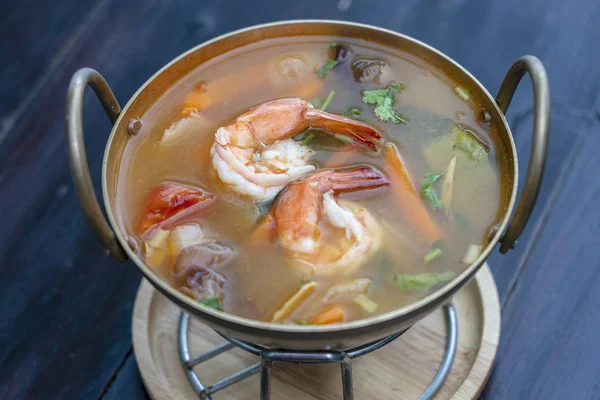 Tom Yam Kung of Tom Yum, Tom Yam is een pittige heldere soep typisch in Thailand. Populair voedsel in Thailand — Stockfoto