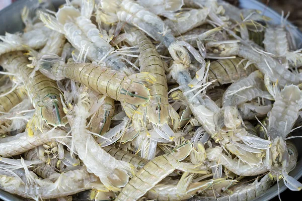 Crevettes fraîches de mer au marché de rue en Thaïlande. Concept de fruits de mer . — Photo