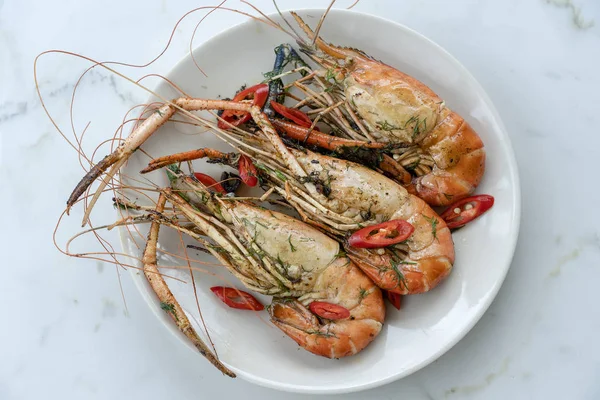 Langostinos fritos con ajo y hierbas, de cerca, Tailandia —  Fotos de Stock