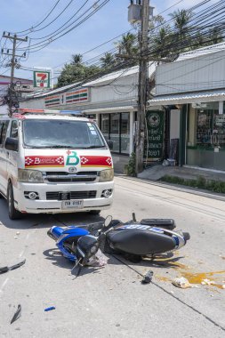 Tropik ada Koh Phangan, Tayland yolda oldu Motosiklet kazası . Sokakta motosiklet arasında trafik kazası