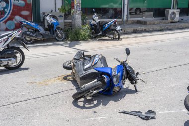 Tropik ada Koh Phangan, Tayland yolda oldu Motosiklet kazası . Sokakta motosiklet arasında trafik kazası