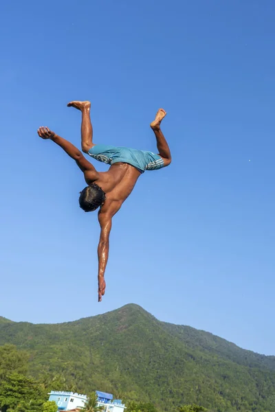 快乐的泰国人从跳板跳到热带岛屿攀安岛海滩附近的码头上 — 图库照片