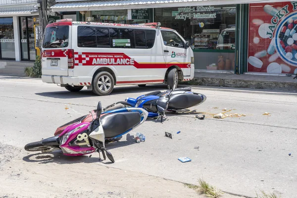 Motorradunfall, der sich auf der Straße auf der tropischen Insel Koh Phangan in Thailand ereignete. Verkehrsunfall zwischen einem Motorrad auf der Straße — Stockfoto