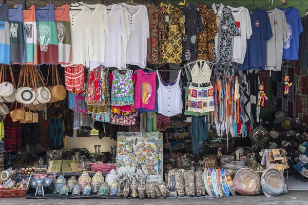 Магазин уличной одежды и сувениры, закройте. Убуд, остров Бали, Индонезия. Индонезийский уличный рынок — стоковое фото