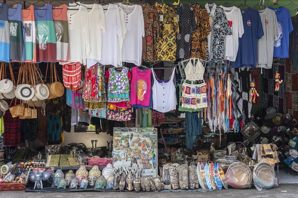 Sokak giyim mağazası ve hediyelik eşya dükkanları, kapatın. Ubud, Bali Adası, Endonezya. Endonezya sokak pazarı