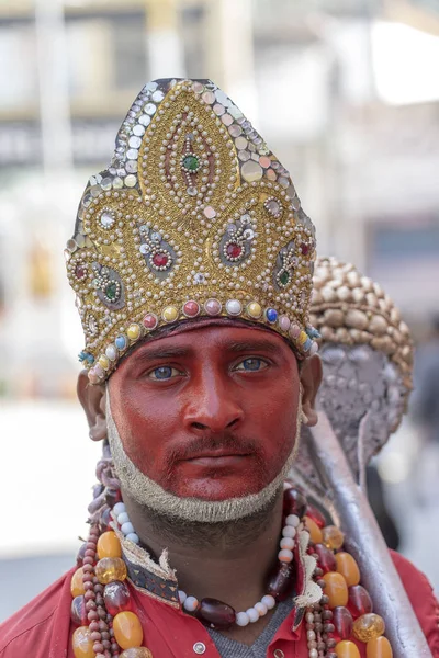 Portret indyjskiego mężczyzny z makijażem hinduistycznego bóstwa Hanuman, małpa Boga zabawiać ludzi na ulicy w Rishikesh, Indie — Zdjęcie stockowe