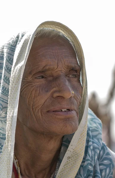 Mulher velha indiana senta-se no ghat perto do rio Ganges, na cidade sagrada de Rishikesh, Índia, de perto — Fotografia de Stock