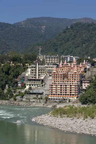 Ganj nehir seti ve Rishikesh, Hindistan tapınak güzel görünümü — Stok fotoğraf