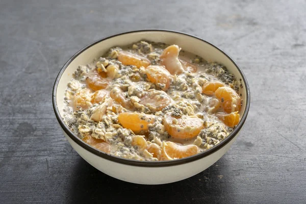 Muz, mandalina, chia tohumu ve yulaf gevreği ile Müsli ve yoğurt, sağlıklı gıda kavramı, yakın