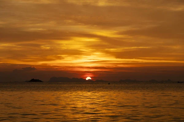 Denizin üzerinde renkli gün batımı. Yaz tatili konsepti. Tayland — Stok fotoğraf