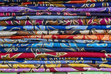 Yerel pazarda Satılık renkli sarongs çeşitliliği, ada Bali, Ubud, Endonezya. Closeup
