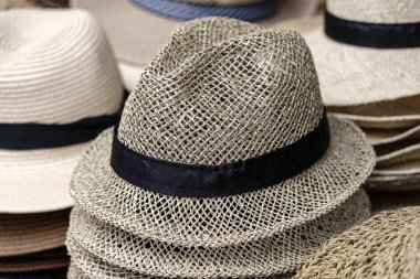 Ubud sokakta yerel pazarda turistler için Satılık ekranda saman şapka, ada Bali, Endonezya, çekim