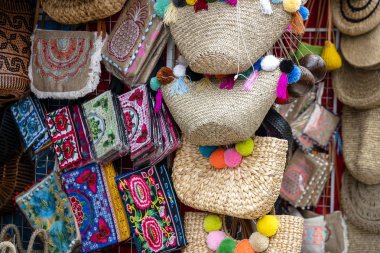 Ubud, Bali, Endonezya sokakta yerel bir Hediyelik eşya pazarında ünlü Bali Rattan Eko çantalar. El sanatları ve Hediyelik eşya mağazası gösterimi