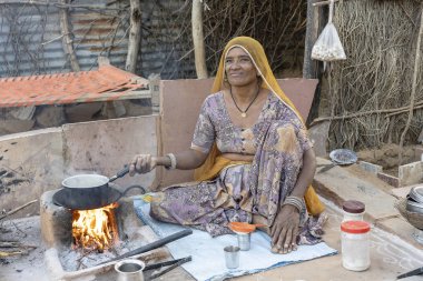 Hintli kadın Pushkar, Rajasthan, Hindistan yakınlarındaki ailesi için çay yapma