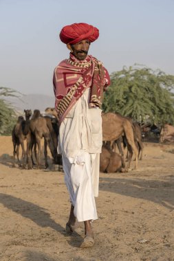 Pushkar Camel Mela, Rajasthan, Hindistan sırasında Hintli adam ve solana