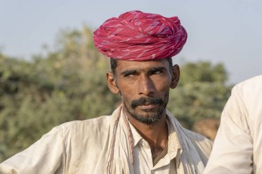 Pushkar Camel Mela sırasında Hintli adam, Rajasthan, Hindistan, portre kadar yakın