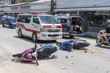 Tropik ada Koh Phangan, Tayland yolda oldu Motosiklet kazası . Sokakta motosiklet arasında trafik kazası