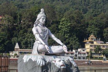 Shiva Heykeli, Ganj Nehri su yakınında Hindu idolü, Rishikesh, Hindistan. İlk Hindu Tanrısı Şiva. Hacılar için kutsal yerler