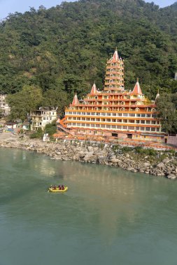 Ganj nehir seti ve Rishikesh, Hindistan tapınak güzel görünümü