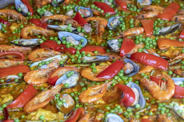 西班牙海鲜海鲜饭在煎锅与贝类，虾和蔬菜。海鲜海鲜饭背景，特写，传统的西班牙米饭 — 图库照片