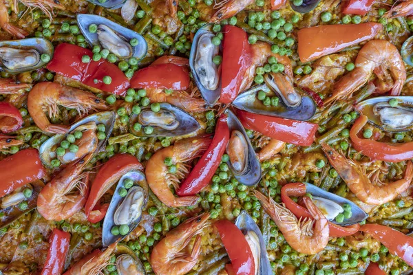 Испанские морепродукты паэлья в сковороде с мидиями, креветками и овощами. Морепродукты паэлья фон, крупным планом, традиционные испанские блюда риса — стоковое фото