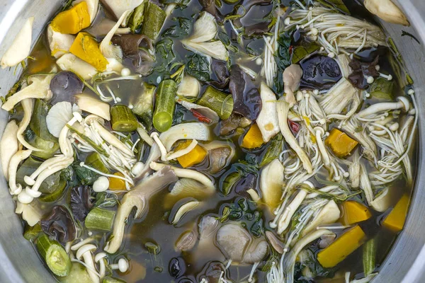 Minestra di fungo bollita in pentola grande, cibo di stile tailandese. Street food nel mercato locale, Thailandia, primo piano — Foto Stock