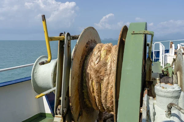 Una cuerda gruesa se envuelve alrededor de un tambor en la cubierta de un ferry, Tailandia. Primer plano. — Foto de Stock
