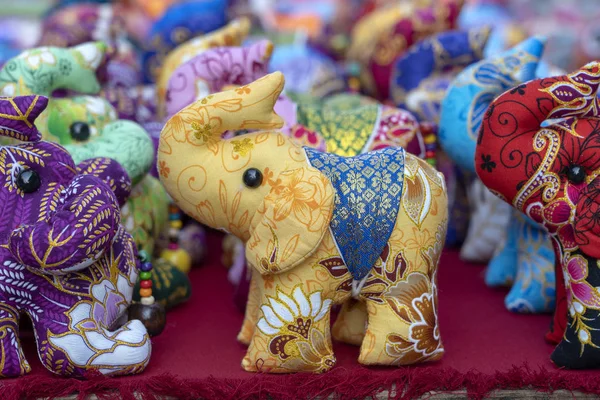 Boneca elefante para vender para turistas no mercado de rua, Tailândia, close-up — Fotografia de Stock