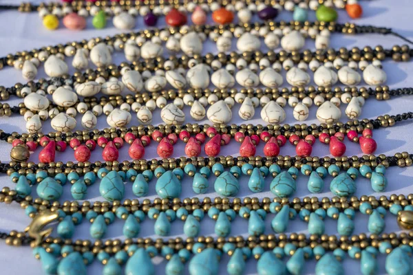 Kleurrijke armbanden te koop op straat in de nachtmarkt, Thailand. Souvenirs voor toeristen op de markt, close-up — Stockfoto