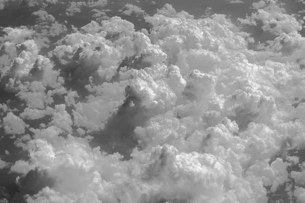 Bílé mraky a nebe, pohled z okna letadla — Stock fotografie
