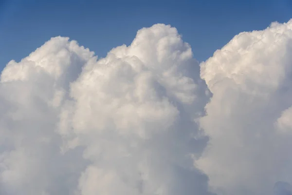 Nuvens brancas e céu azul, uma vista da janela do avião — Fotografia de Stock