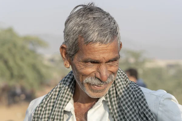 Homem indiano durante Pushkar Camel Mela, Rajasthan, Índia, close up portrait — Fotografia de Stock