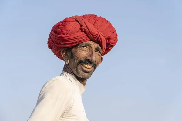 Indyjski człowiek podczas Pushkar Camel, Rajasthan, Indie, zbliżenie portret — Zdjęcie stockowe