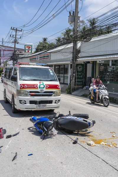 Accidente de motocicleta que ocurrió en la carretera en la isla tropical Koh Phangan, Tailandia. Accidente de tráfico entre una motocicleta en la calle — Foto de Stock