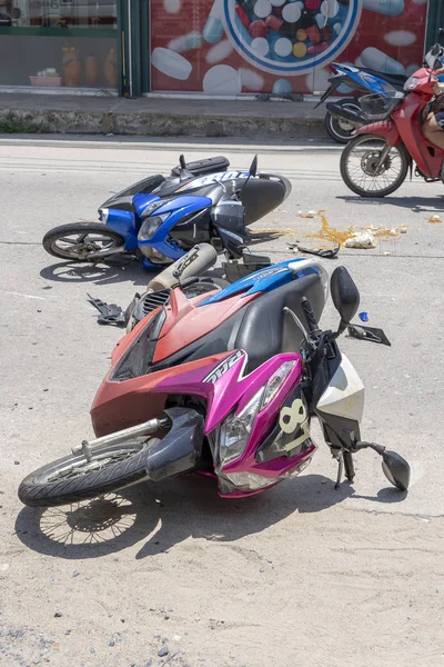 Motorradunfall, der sich auf der Straße auf der tropischen Insel Koh Phangan in Thailand ereignete. Verkehrsunfall zwischen einem Motorrad auf der Straße — Stockfoto