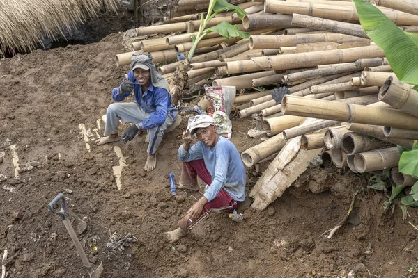 Due lavoratori indonesiani felici riposano dopo i lavori di terra a Ubud, isola di Bali, Indonesia — Foto Stock