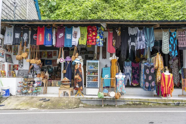 Κατάστημα ρούχων και σουβενίρ, κοντά. Ubud, Island Bali, Ινδονησία. Ινδονησία αγορά οδών — Φωτογραφία Αρχείου