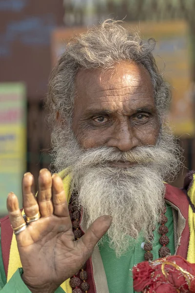Portret van hindoe Sadhu heilige man, zit op de Ghat en vraagt om aalmoes van voorbijgangers-door in de buurt van de Ganges rivier in Rishikesh, India, close-up — Stockfoto