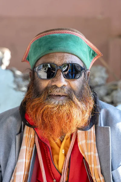 Hombre colorido en la calle en el mercado local en la ciudad de Rishikesh, India, retrato de cerca — Foto de Stock