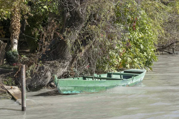 Vieux bateau en bois et l'eau de la rivière près de la rive en Géorgie . — Photo