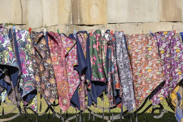 Traditional Georgian colorful headscarfs in the lokal market for sale, Tbilisi, Georgia — Stock Photo, Image