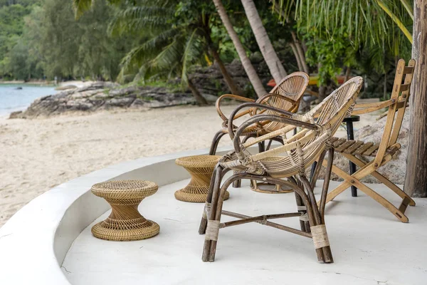 Stůl a židle v plážové kavárně zblízka — Stock fotografie