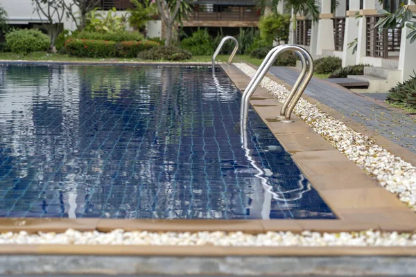 Piscina com escada no hotel, de perto. Tailândia — Fotografia de Stock