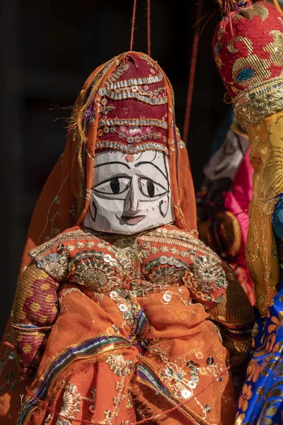 Marionetas hechas a mano atadas a cuerdas en Rajastán, India. Muñeca cercana — Foto de Stock