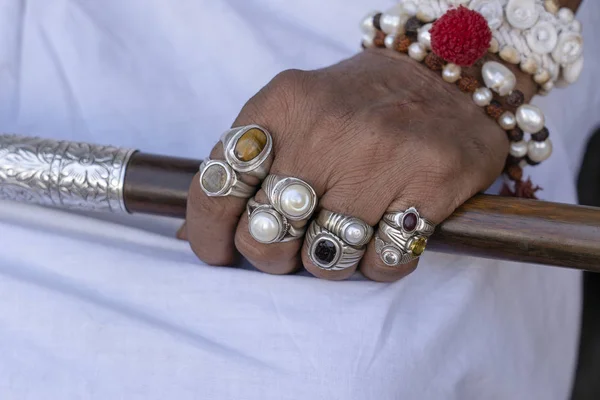 プシュカル、ラジャスタン、インドでリングとブレスレットで飾られた美しい男性の手 — ストック写真
