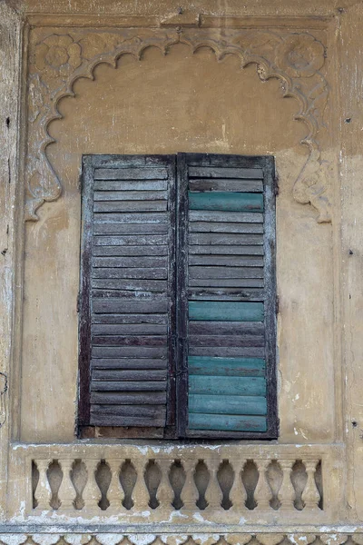 Persianas de madera en el viejo muro en una calle de la ciudad Udaipur, Rajastán, India . — Foto de Stock