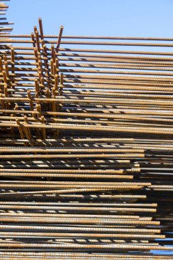 Takviye çubukları paketlerine periyodik bir profille metal ürünler depoda saklanır